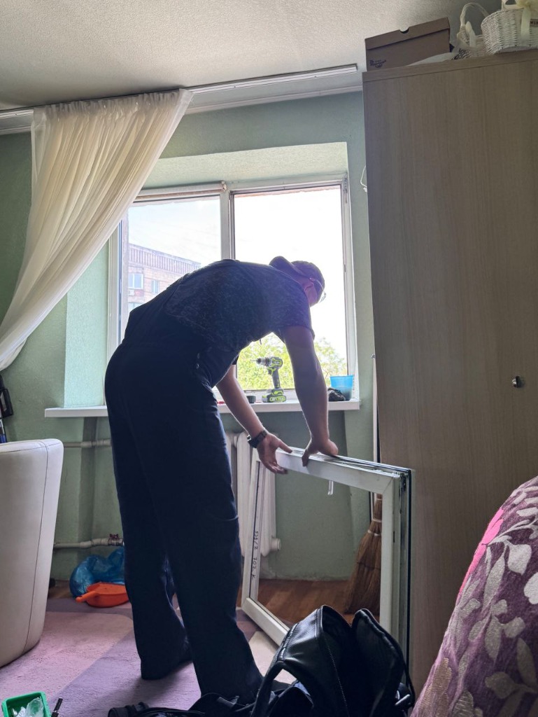 Мастер за работой — ремонт створки окна в Альметьевске