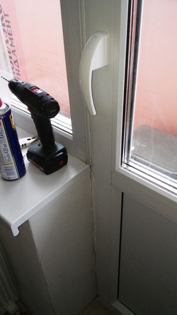 Ремонт балконной двери с инструментом в Альметьевске