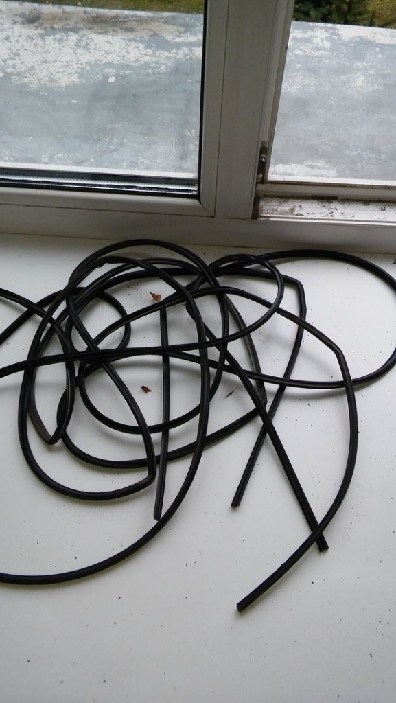 Замена старого уплотнителя окна в Альметьевске