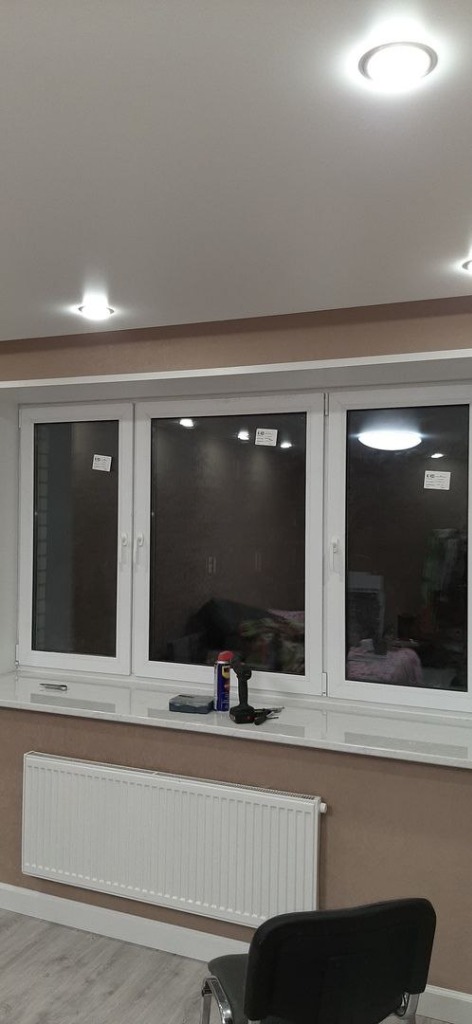 Трехстворчатое пластиковое окно после ремонта в Альметьевске